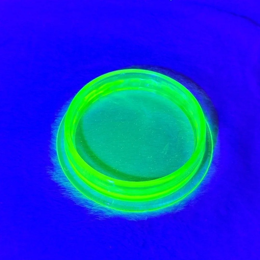 Vintage Green Uranium Glass Lid Round Green Depression Glass‎ UV Glow 3 3/8 inch